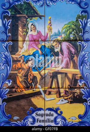 Plaque en porcelaine représentant la Sainte Famille sur le mur au-dessus de porte dans la ville de Ponta Delgada, Açores São Miguel, l'Île Portug Banque D'Images