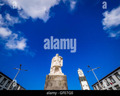 Goncalo Velho Cabral monument sur la place principale de Ponta Delgada (Rua Goncalo Velho Cabral), l'île de São Miguel, Açores, Portugal Banque D'Images