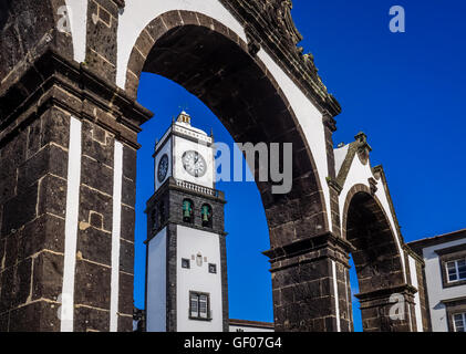 Célèbre monument voûté Portas de Cidade et la tour de theIgreja Matriz de église de San Sébastien à Ponta Delgada, Sao Miguel, Banque D'Images