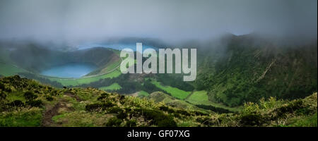 Sete Cidades lits 1 lacs de cratère, Lagoa Verde et Lagoa Azul, vue de Vista do Rei lookout - Point de vue, l'île de São Miguel, un Banque D'Images