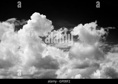 Les formations de nuages Cumulonimbus dans le ciel. UK. Banque D'Images