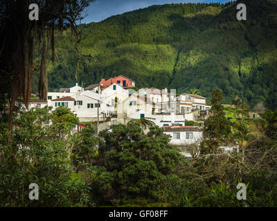 Maisons Blanches à Furnas, ville qui se trouve dans le cratère volacano, Sao Miguel, Açores, Portugal Banque D'Images