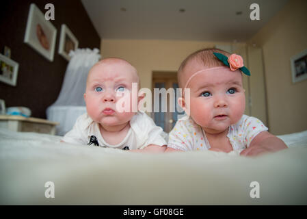 Twin baby boy and girl s'allonger sur le lit Banque D'Images