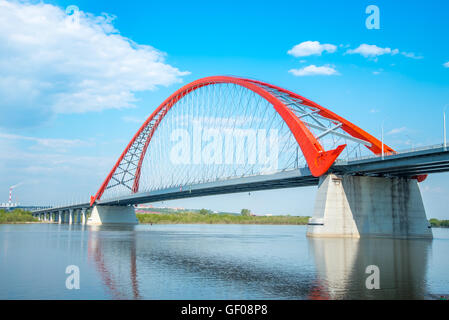 Bugrinsky Bridge à Novossibirsk, en Sibérie, Russie Banque D'Images