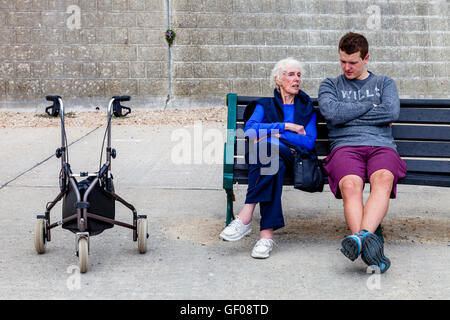 Une femme âgée parlant à son petit-fils, Rottingdean, Sussex, UK Banque D'Images