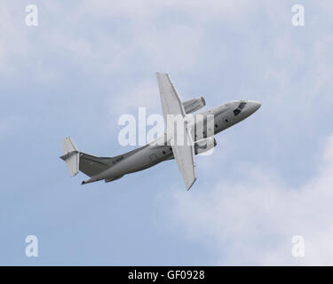 Dornier 328-300 ou Dornier 328JET volant à la Farnborough International Air Show 2016 Banque D'Images