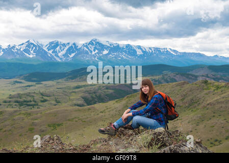 Voyageur avec sac à dos sur un fond de montagnes Banque D'Images