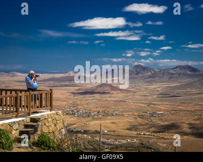 L'homme à prendre des photos d'un paysage de Fuerteventura à partir de la plate-forme panoramique de la vue Morro Velosa, Fuerteventura Banque D'Images