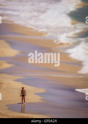 Seule femme marche sur une plage de sable à Lanzarote, îles Canaries, Espagne. Photo prise le 20 avril 2016 Banque D'Images