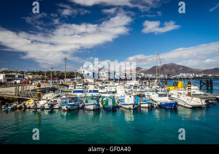 Bateaux colorés dans un port de Playa Blanca, Lanzarote, îles Canaries, Espagne. Photo prise le 19 avril 2016 Banque D'Images