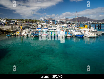 Bateaux colorés dans un port de Playa Blanca, Lanzarote, îles Canaries, Espagne. Photo prise le 19 avril 2016 Banque D'Images