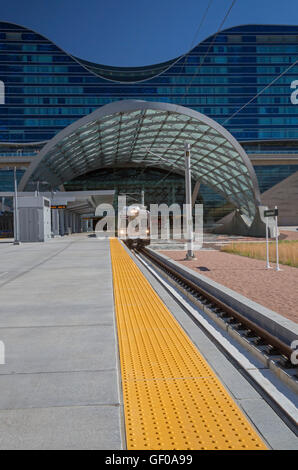 Denver, Colorado - un light rail train de voyageurs à l'Aéroport International de Denver, qui va de l'aéroport et du centre-ville. Banque D'Images