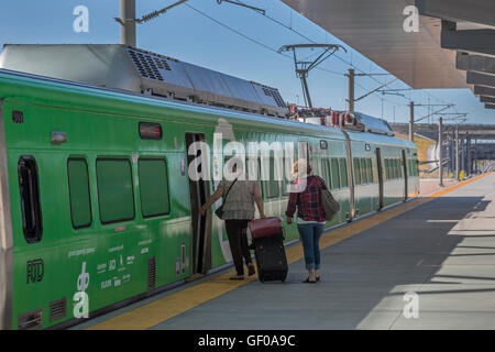 Denver, Colorado - un light rail train de voyageurs à l'Aéroport International de Denver, qui va de l'aéroport et du centre-ville. Banque D'Images