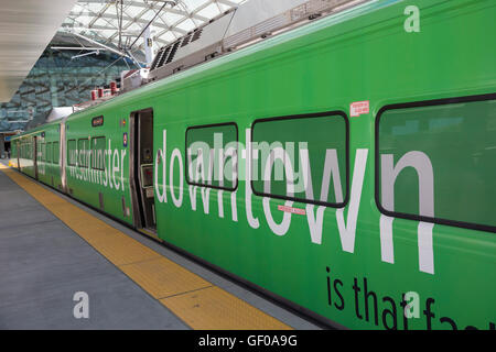 Denver, Colorado - un light rail train de voyageurs à l'Aéroport International de Denver, qui va de l'aéroport et du centre-ville. Banque D'Images