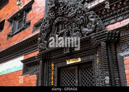 L'une des portes donnant accès à Kumari Bahal, accueil d'une "déesse vivante", Durbar Square, Kathamandu, au Népal. Banque D'Images