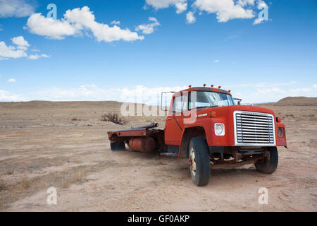 Vieux camion Chevrolet rouge abandonné dans le désert de l'Utah Banque D'Images