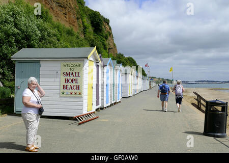 Ventnor, île de Wight, au Royaume-Uni. Le 21 juin 2016. Une dame senior et un couple sur la promenade avec des cabines de plage à plage de Small Hope. Banque D'Images