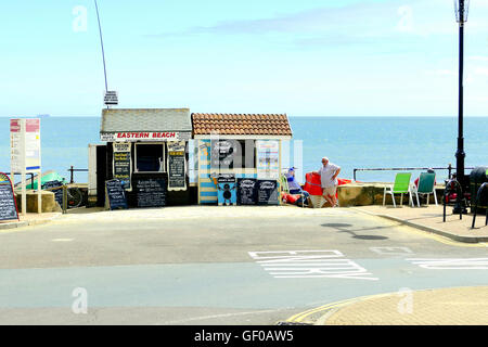 Sandown, Isle of Wight, UK. Le 21 juin 2016. Les vacanciers peuvent obtenir de voitures pour des cabines de plage et chaises longues de location séparée des huttes. Banque D'Images