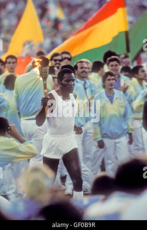 La flamme olympique Rafer Johnson apporte pendant la cérémonie d'ouverture des Jeux Olympiques de 1984 à Los Angeles. Banque D'Images