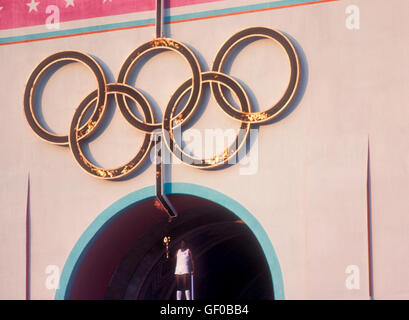 Rafer Johnson apporte à la flamme olympique flamme lumière pendant la cérémonie d'ouverture des Jeux Olympiques de 1984 à Los Angeles. Banque D'Images