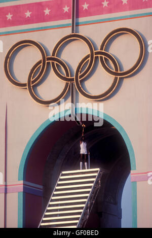 Rafer Johnson apporte à la flamme olympique flamme lumière pendant la cérémonie d'ouverture des Jeux Olympiques de 1984 à Los Angeles. Banque D'Images