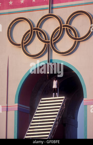 Rafer Johnson apporte à la flamme olympique flamme lumière pendant la cérémonie d'ouverture des Jeux Olympiques de 1984 à Los Angeles. Banque D'Images