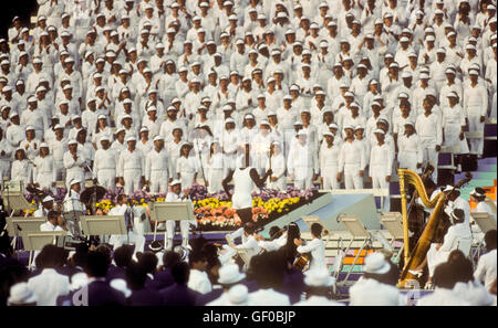 Rafer Johnson apporte à la flamme olympique flamme lumière pendant la cérémonie d'ouverture des Jeux Olympiques de 1984 à Los Angeles. Banque D'Images