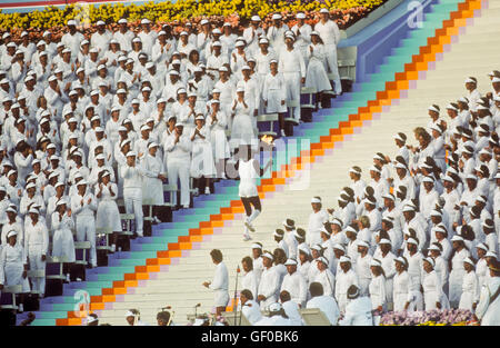 Rafer Johnson apporte à la flamme olympique flamme lumière pendant la cérémonie d'ouverture des Jeux Olympiques de 1984 à Los Angeles. Banque D'Images