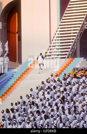 Rafer Johnson apporte à la flamme olympique flamme lumière pendant la cérémonie d'ouverture des Jeux Olympiques de 1984 à Los Angeles. Banque D'Images