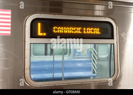 La ligne Canarsie 'L' à sa huitième train terminal Avenue à New York le lundi 25 juillet, 2016. En raison de dommages à l'eau salée de l'Ouragan Sandy tunnel Canarsie le MTA va fermer la ligne vers le bas de Manhattan pendant 18 mois sur des centaines de milliers de banlieusards. Les trains se terminera à Bedford Avenue et l'arrêt va démarrer en 2019.( © Richard B. Levine) Banque D'Images