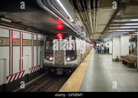 La ligne Canarsie 'L' train arrive à sa 8e Avenue terminal de New York le lundi 25 juillet 2016. En raison de dommages à l'eau salée de l'Ouragan Sandy tunnel Canarsie le MTA va fermer la ligne vers le bas de Manhattan pendant 18 mois sur des centaines de milliers de banlieusards. Les trains se terminera à Bedford Avenue et l'arrêt va démarrer en 2019. ( © Richard B. Levine) Banque D'Images