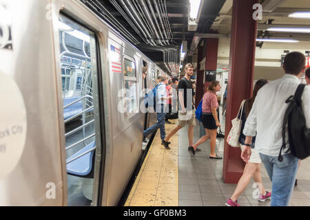 Débarquement des passagers du train un 'L' à sa huitième avenue terminal de New York le lundi 25 juillet 2016. En raison de dommages à l'eau salée de l'Ouragan Sandy tunnel Canarsie le MTA va fermer la ligne vers le bas de Manhattan pendant 18 mois sur des centaines de milliers de banlieusards. Les trains se terminera à Bedford Avenue et l'arrêt va démarrer en 2019. ( © Richard B. Levine) Banque D'Images