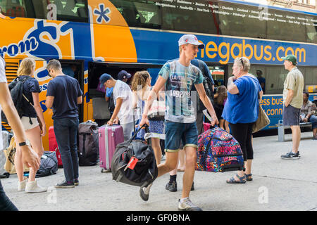 Récupérer leurs bagages de voyageurs un voyage, Megabus à son terminus à Chelsea le dimanche, Juillet 24, 2016 comme une fin d'été à leur fin de semaine. (© Richard B. Levine) Banque D'Images