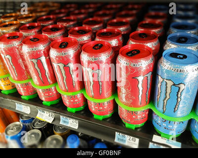 Monster Energy de la marque des boissons dans un dépanneur refroidisseur sur Mardi, 26 juillet 2016. La célèbre boisson énergétique est partiellement détenues par Coca-Cola. (© Richard B. Levine) Banque D'Images