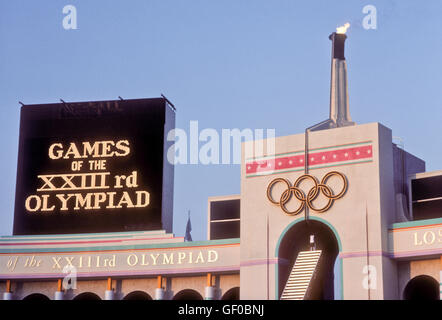 Rafer Johnson apporte à la flamme olympique flamme lumière pendant la cérémonie d'ouverture des Jeux Olympiques de 1984 à Los Angeles. Banque D'Images