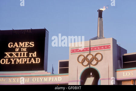 Rafer Johnson apporte à la flamme olympique flamme lumière pendant la cérémonie d'ouverture des Jeux Olympiques de 1984 à Los Angeles. Banque D'Images