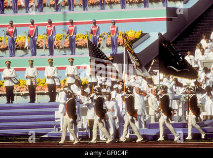 Cérémonie du drapeau pendant la cérémonie d'A.L. Memorial Coliseum lors Jeux Olympiques de 1984 à Los Angeles. Banque D'Images