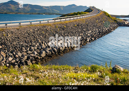 Storseisundet Colorfu paysage du pont, Route de l'océan Atlantique, de la Norvège, Scandinavie, Européenne Banque D'Images