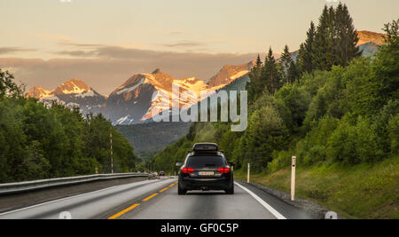 Automobile sur une autoroute de la Norvège avec pour destination un arrière-plan clair de montagne, Norvège, Scandinavie, Européenne Banque D'Images