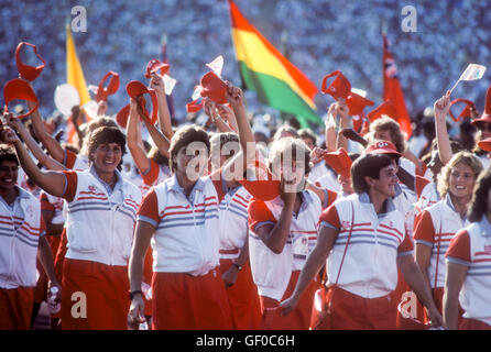 Marches de l'équipe canadienne dans le stade pendant la cérémonie d'ouverture des Jeux Olympiques de 1984 à Los Angeles. Banque D'Images