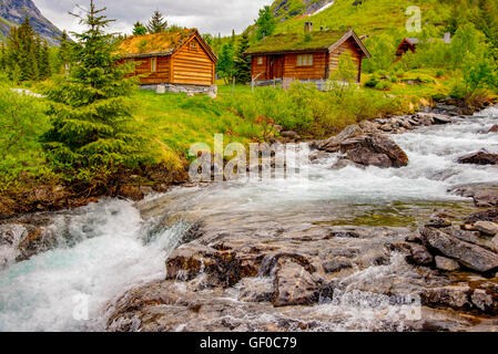 Trollistigen, rivière, cabines, camping locations.Parc national de Reinheimen, Norvège, Scandinavie, Européenne Banque D'Images