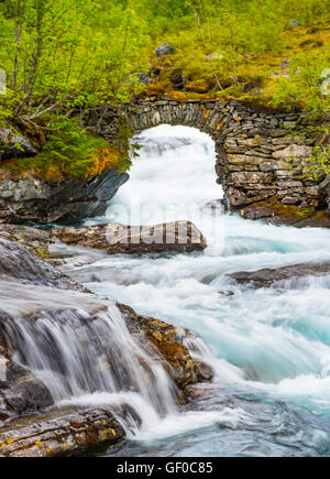 Trollistigen, rivières, chutes d'eau et pont de pierre. Parc national de Reinheimen, Norvège, Scandinavie, Eroupean Banque D'Images