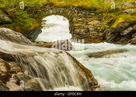 Trollistigen, rivières, chutes d'eau et pont de pierre. Parc national de Reinheimen, Norvège, Scandinavie, Eroupean Banque D'Images