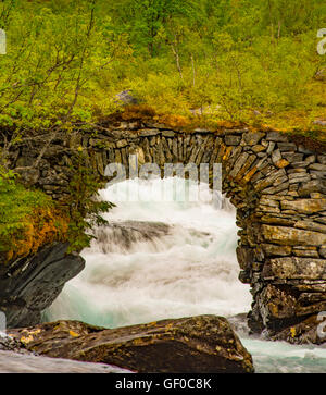 Trollistigen, rivières, cascades, et pont de pierre. Parc national de Reinheimen, Norvège, Scandinavie, Européenne Banque D'Images