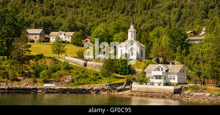 Ville de Lavik situé sur l'le Sognefjorden, espèce Sognog Fjordane, arrêt de ferry entre Sarre & Oppedal, Norvège, Scandinavie, Banque D'Images