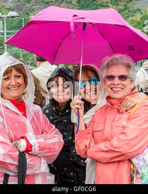 Les touristes appréciant Kjosfossen cascades dans la pluie de Flam pont ferroviaire, Flam, la Norvège, l'Scananavia, Europen Banque D'Images