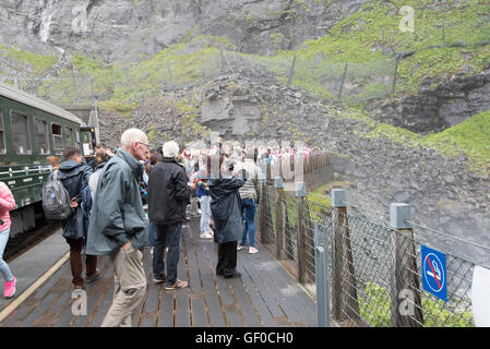 Les touristes prennent des photos de cascades de Kjosfossen, pont Train Flam Flam, Norvège, Scandinavie, Européenne Banque D'Images