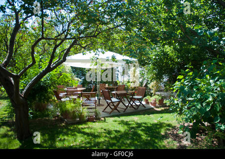 Gros plan de Garden table and Umbrella – Relaxing Boutique Hotel Courtyard à Bodrum, Turquie Banque D'Images