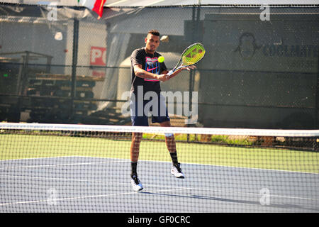 Nick Kyrgios jouant sur cour à la Coupe Rogers 2016 tenue à la Toronto Centre d'Aviva au Canada. Banque D'Images