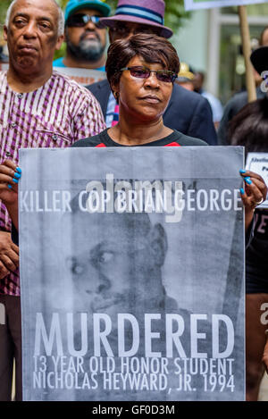 Brooklyn, New York, USA. 27 juillet, 2016. Les parents de Nicholas Heyward Jr., avec NYC Conseiller Charles Barron, proches de victimes de violences policières, des voisins et des groupes de revendication ont marché jusqu'à la Brooklyn DA's office pour fournir une lettre de soutien signée par plus de 50 organisations et personnalités publiques qui sont solidaires des # JusticeForNicholasHeywardJr et dites DA Ken Thompson qu'il doit s'acquitter de sa promesse électorale et une enquête complète sur le meurtre de 1994 peu de Nicholas. Credit : PACIFIC PRESS/Alamy Live News Banque D'Images